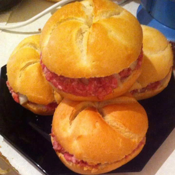 Selbstgemachte Mettbrötchen