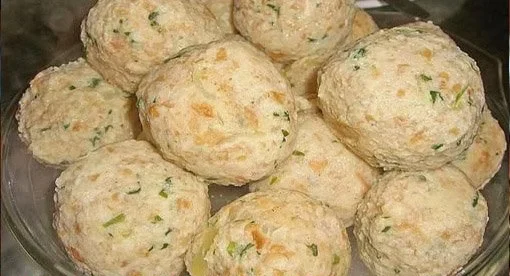 Hausgemachte Semmelknödel auf einem Teller serviert