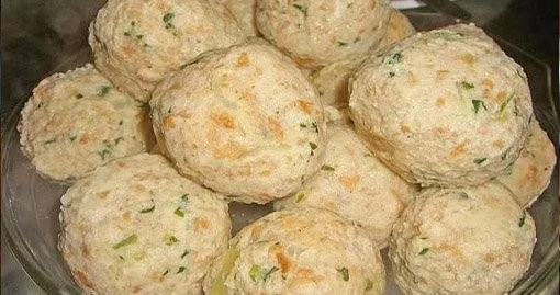 Köstliche Semmelknödel serviert mit Soße und Beilagen auf einem Teller