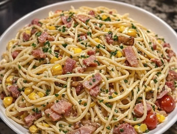 Leckere Spaghettisalat-Servierung mit frischen Zutaten.