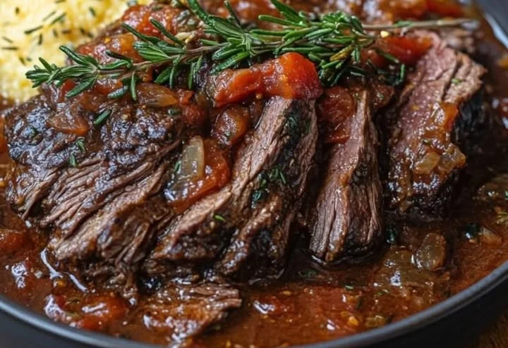 Ein köstlicher Stracotto - italienischer Schmorbraten, zubereitet mit frischen Zutaten