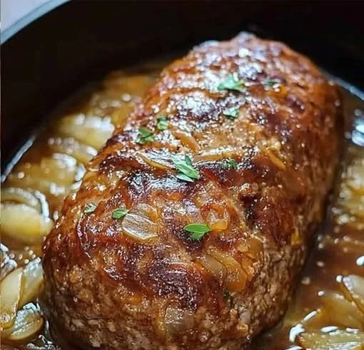 Saftiger Zwiebel-Hackbraten auf einem Teller serviert