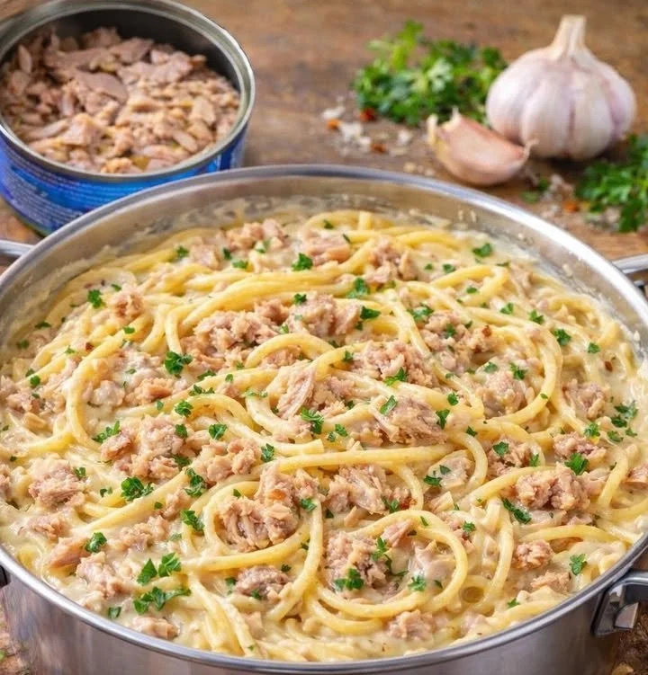 Thunfisch Knoblauch Spaghetti auf einem Teller serviert