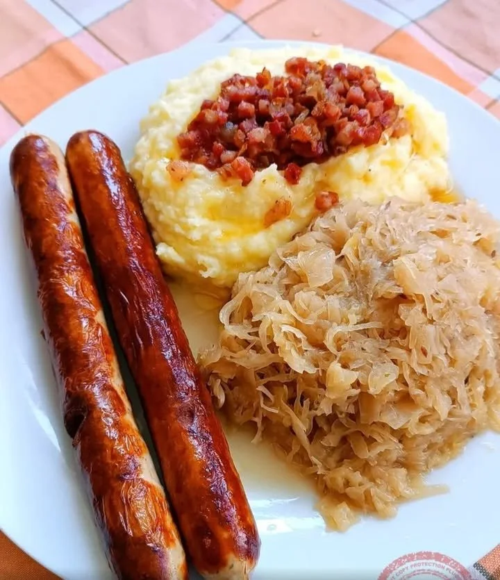 Thüringer Bratwurst mit Kartoffelpüree und Sauerkraut