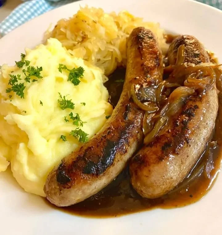 Thüringer Bratwurst mit Kartoffelpüree und Sauerkraut