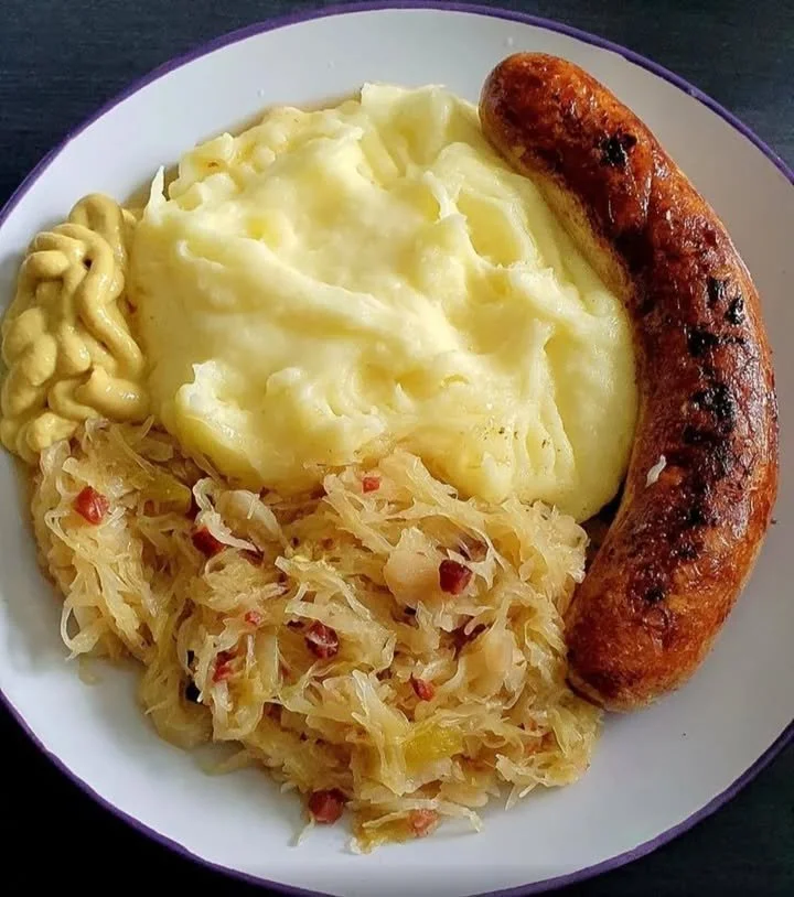 Thüringer Bratwurst mit Kartoffelpüree und Sauerkraut