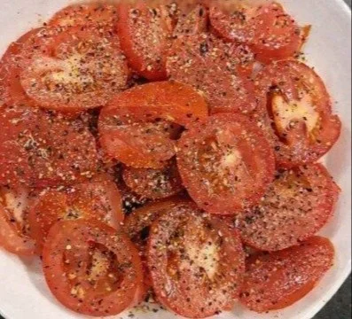 Tomatenscheiben mit Salz und Pfeffer