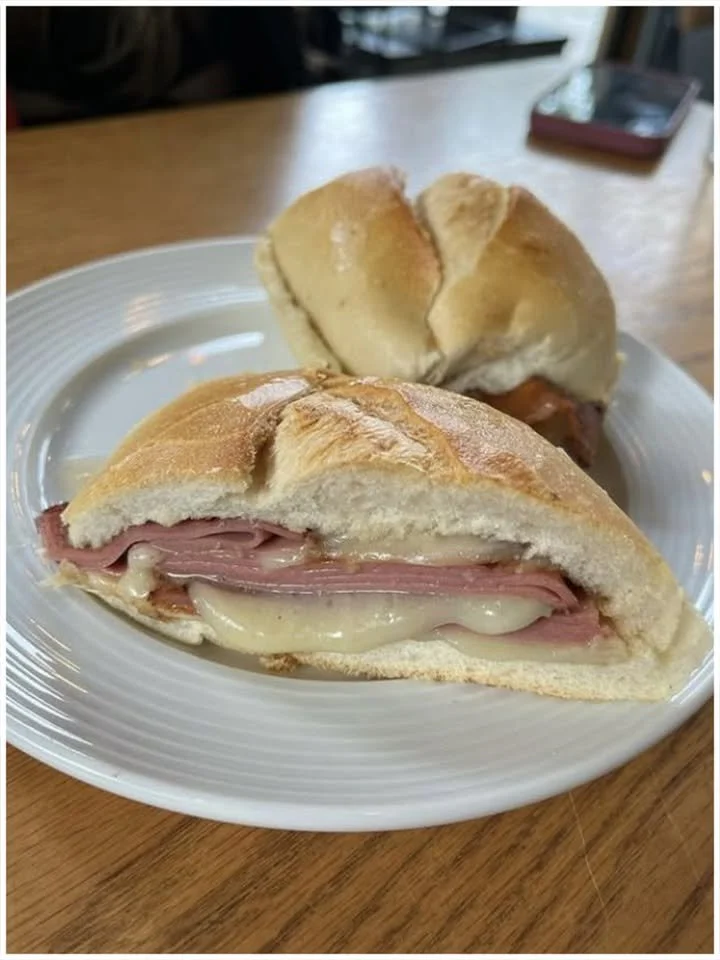 Warmes Käse-Schinken-Brötchen
